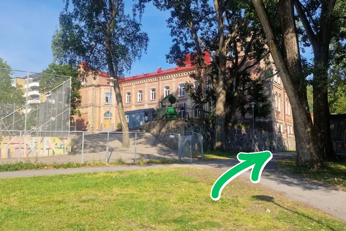 Vy från hållplatsen Brunnsgatan. Gå förbi skolan för att komma till baksidan.