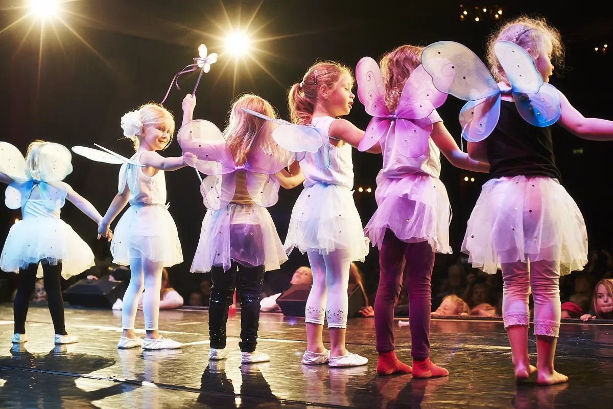 Vår dansskola har danskurser för barn och vuxna som barndans, balett och dansmix. Med musiklektioner, musikal och teater blir vi en hel scenskola! Vi har även konstkurser.