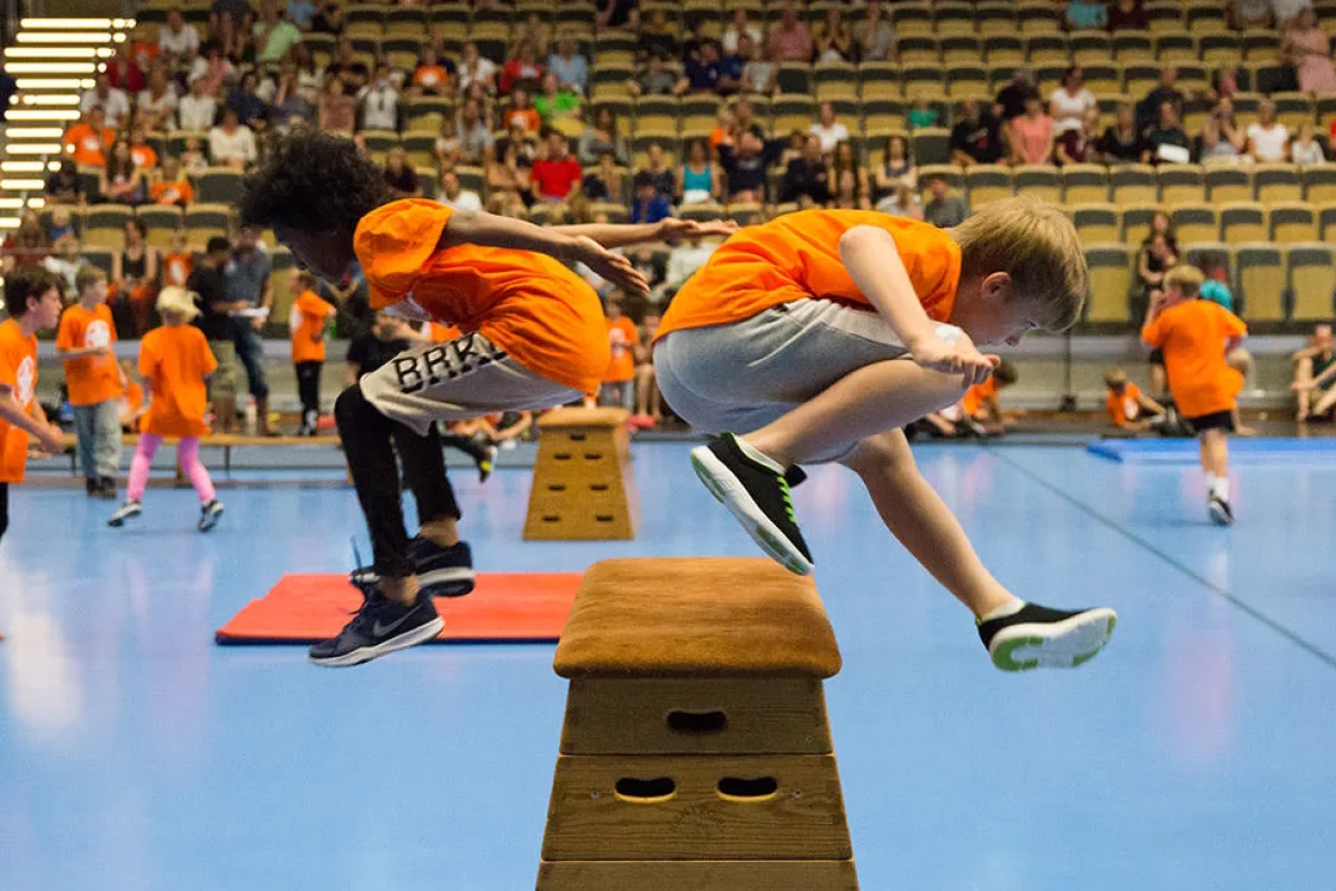 Ivra erbjuder massor av rolig träning som gymnastik, parkour (freerunning) och hinderbana (ocr). I våra familjekurser tränar barn och vuxna tillsammans och delar på avgiften!